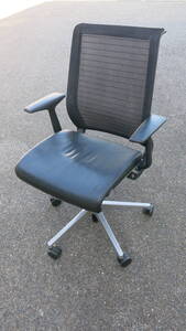 中古　スチールケース Steelcase シンクチェア Think chair　黒　革　メッシュ　肘付　傷等有り　エルゴノミック　オフィスチェア　1