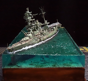 1/700 日本海軍 航空戦艦 伊勢 1945呉軍港着底時最終状態ジオラマ 制作完成品（長さ320ｍｍ×幅120ｍｍ×高さ120ｍｍアクリルケース付