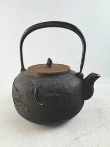 骨董品　鉄瓶　詳細不明　松の木柄　湯沸　 煎茶道具　 急須　1円～　茶器　工芸品　金属工芸　当時物