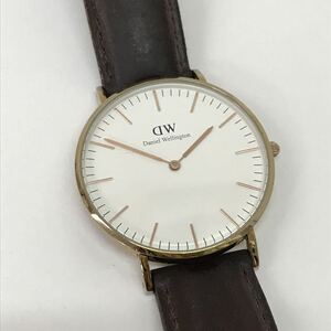 244　中古　ダニエルウェリントン　Daniel Wellington　白文字盤　ジャンク　革バンド　傷みあり　ゴールド 