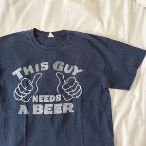 【GILDAN】90s プリント Tシャツ Lsize半袖 カットソー 紺 this guy needs a beer ヘビーウエイト