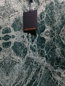 タグ付き未使用全面ジャイアントモノグラムバッジグラディエントシルク芸術的アート最高傑作一瞬でルイヴィトンと分かるモノグラムシャツ