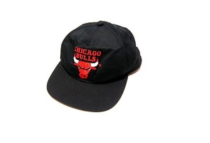 VINTAGE！CHICAGO BULLS NBA OFFICIAL LICENSED シカゴブルズ 刺繍入りのキャップ オールド レトロ ヴィンテージ レア！ライセンス！