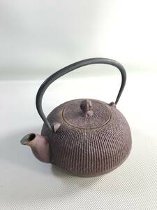 S5622○鉄鋳 鉄器 鉄瓶 鉄やかん 急須 縦模様 鈴摘 刻印あり 茶こし付 茶道具 煎茶道具 金属工芸 伝統工芸 中古品 240528