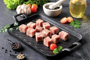 【訳あり】サイコロステーキ 端材 1kg ＆ 秘伝のたれ50g付き（ビーフ成型肉）冷凍 牛肉 サイコロカット 送料無料（東北～中部）