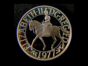 [1]銀貨・1977年イギリス・エリザベス2世・即位25周年記念銀貨。直径38.5mm・比重10.3(コインシルバー)・重さ28.48g。プラケース入り。