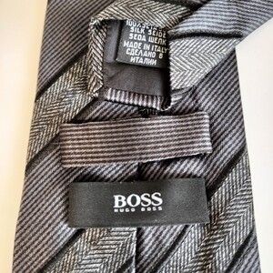 HUGO BOSS (ヒューゴボス)灰色グレーストライプネクタイ