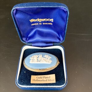 【良品】 Wedgwood ウェッジウッド ブローチ コサージュ 大ぶり アクセサリー ゴールド色 水色 ヴィンテージ アンティーク レトロ 