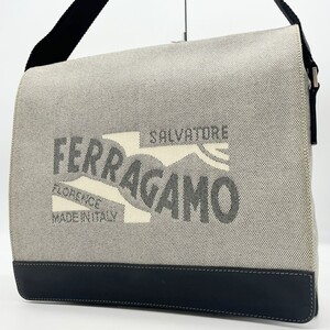 希少☆Salvatore Ferragamo サルヴァトーレ フェラガモショルダーバッグ メッセンジャー クロスボディバッグ斜めがけ PVC レザー