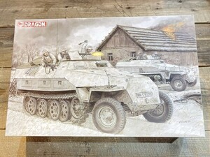 ドラゴン 1/35 WW.II ドイツ軍 Sd.Kfz.251/1 Ausf.D 装甲兵員輸送車 EZトラック/小火器装備品付属 DR6980 [36-1640]