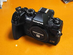 【極美品】OLYMPUS EM-1 MarkⅢ（シャッター回数：4,425枚）＋ 純正アクセサリ多数！！（バッテリ３個、パワーバッテリーホルダ、など）