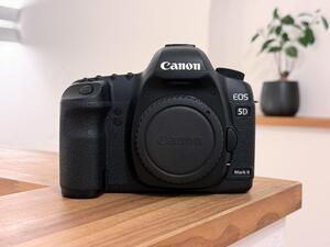 【ジャンク・電源入らず】Canon EOS 5D Mark II 充電器・バッテリ付