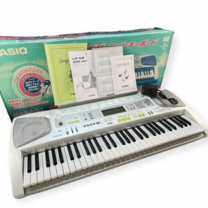 ★動作確認済み CASIO 光ナビゲーションキーボード LK-58 本体 譜面台 説明書 楽譜 カシオ ホワイト 箱入り 中古品 管理J835