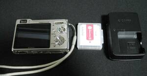 SONY　ソニー　サイバーショット　DSC－W80 中古品　スペアーバッテリー1個、充電器、メモリースティックPRO DUO　2GB　付き