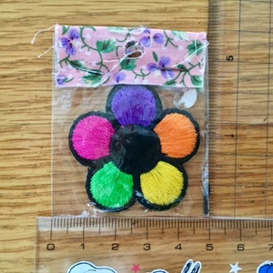 フラワー FLOWER アイロンパッチ 刺繍 ワッペン かわいいレインボーカラー