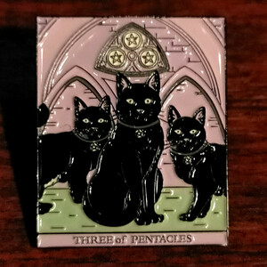 ピンバッチ　ペンタクルの３ THREE OF PENTACLES　黒猫　　タロットカード　タロット占い　　五芒星　ネコグッズ　キャット　ピンバッジ　