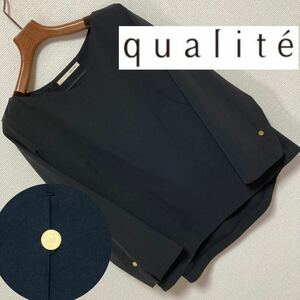 良品■qualite カリテ■袖ゴールドボタン 八分袖 ブラウス スリット 38 M 黒 ブラック ゴールド ダーツ 前後差スソ ボートネック