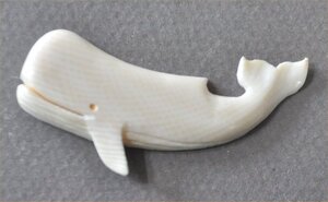 ナンタケットバスケットのマンモス牙の使いやすい大きさのクジラオーナメント