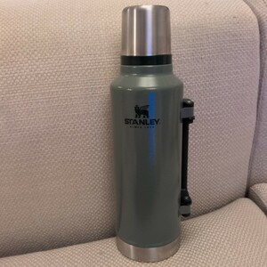 未使用　STANLEY スタンレー Classic Legendary Vacuum Bottle クラシック 真空ボトル 1.9L 水筒　 キャンプ　 アウトドア