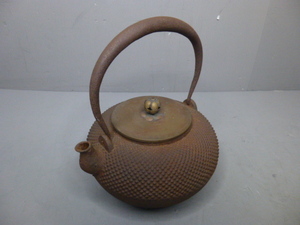【史】龍文堂造 小霰地紋 平丸形 銅蓋 梅形摘 鉄瓶 茶道具 時代物