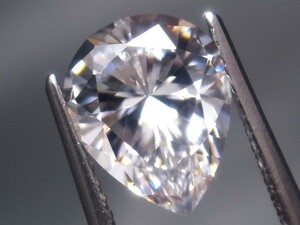 4.22ct 8x10㎜ VVSランク級で極上のカット品質・ペアシェイプカット キュービックジルコニア　カット面が多く最高品質の輝きの特級品です