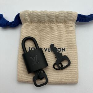 正規品　 レア品　LOUIS VUITTON ルイヴィトン パドロック カデナ 南京錠　マットブラック　ガンメタ　 黒 鍵