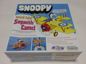 アトランティス モデル スヌーピー & 彼のソッピースキャメル 複葉戦闘機 Snoopy & His Sopwith Camel BiPlane ATLANTIS MODELS 6779