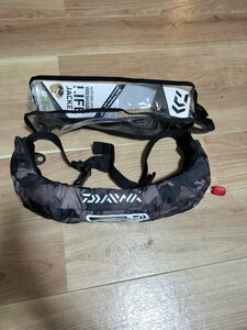 中古★ダイワ DAIWA 自動膨張式 ライフジャケット DF−2207 ブラックカモ　国土交通省型式承認品 桜マーク★ヤマト宅急便80サイズ