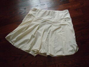 新品未使用DANSKIN　ホワイト白ショートパンツスカート　薄手軽量ナイロン高ストレッチ　L