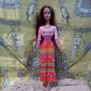 マテル Barbie　テレサ人形ブラウンヘア　エスニックなロングスカート