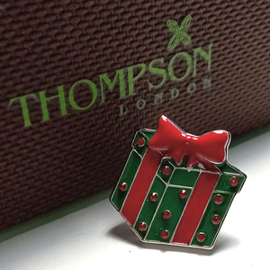 【tsp1】新品　THOMPSON トンプソン　ピンズ　ピンバッジ　クリスマスプレゼントボックス　X’mas　シルバー×グリーン×レッド　赤緑