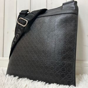 1円【希少/極美品】フェラガモ Salvatore Ferragamo ショルダーバッグ サコッシュ エンボス ガンチーニ 斜め掛け クロスボディ メンズ 総柄