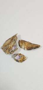 【鉱物】群馬県沼田市戸神山の母岩付き紫石英（Violet Quartz）3個計約99gです。