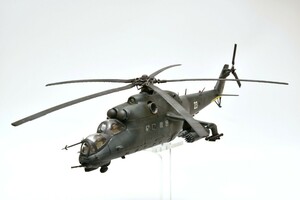 1/48 MI-24D Hind ロシア戦闘ヘリ 塗装済 完成品