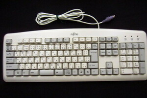 中古品 PS/2富士通純正キーボード KB-0325 /CP484940-01