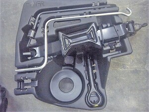 C1-296 H24～25年 プリウス ZVW30 トヨタ純正 車載工具（ジャッキ等セット） 中古品