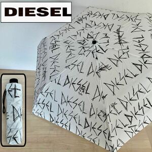 TA■ 美品 DIESEL ディーゼル 折りたたみ傘 白 ロゴ入り 収納袋付き 総柄 ノベルティ 傘 折りたたみ 折り畳み傘 雨傘 雨具 アンブレラ