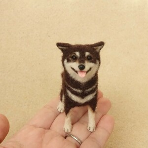 小さなにこにこ黒柴犬　8.5cm　おもちゃの骨つき 羊毛フェルト おすわり 柴犬 小さな柴犬　 ミニチュア ハンドメイド 犬