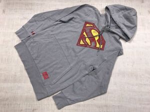 アンダーアーマー UNDERARMOUR × DC COMICS スーパーマン プルオーバー スウェット パーカー レディース コラボ ロング丈 XS グレー