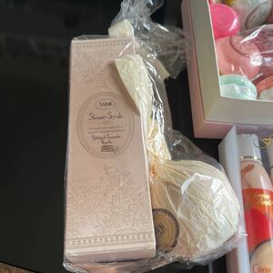 SABON シャワースクラブ　yogish エッセンシャルバーム　消臭スプレー　ボディローション等