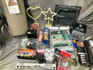 09-11-203 ★J 中古　雑貨 日用品 家庭用品 ぬいぐるみ キッチン雑貨 インテリア 寝具 懐中電灯 レジャーシートなど まとめ売り