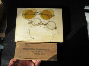 アンティーク金蔓銀蔓眼鏡各１個と郵便木箱切手付きエンタイアセット