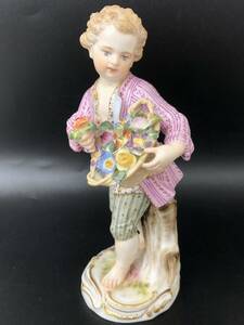 E【マイセン】Meissen 西洋陶器人形　双剣印　子供　少年　花籠　置物　陶器　人形　アンティーク