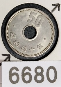 6680　エラー銭穴ズレ　昭和40年大型菊50円硬貨