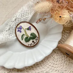 ⚘12月の草花⚘スミレの刺繍木枠ブローチ