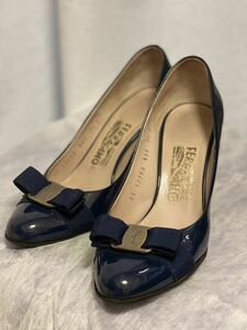 フェラガモ☆紺色リボンの定番パンプス☆7ハーフサルヴァトーレフェラガモ Ferragamo リボン ヴァラ