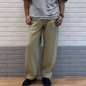 Lee 101 メンズ 麻 BAKER PANTS LM9665-114-L シルエットは程よくゆとりがあり、ベイカーパンツの特徴でもある外付けポケットがアクセント