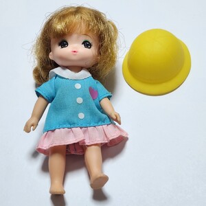 リカちゃんの妹ミキマキちゃん 水色ピンクフリルワンピース 黄色い帽子付き 全長約11cm TAKARA 1987 CHINA 