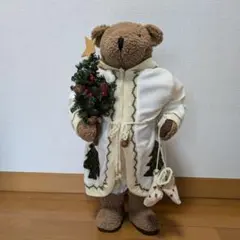 クリスマスツリーを持つクマのぬいぐるみ