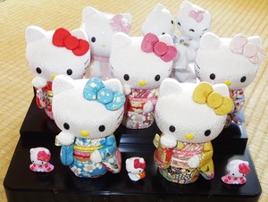 ハローキティ HELLO KITTY サンリオ 日本 人形 着物 招き猫 晴れ着 節句人形 柿沼人形 5体 + 陶器2体 プラスチック製 ひな壇 ケースあり